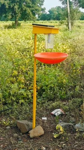 Farrow light trap for large farm areas